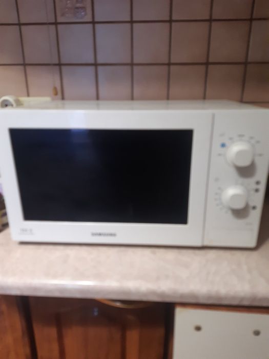 Стиральная машинка, холодильник, телевізор, стол