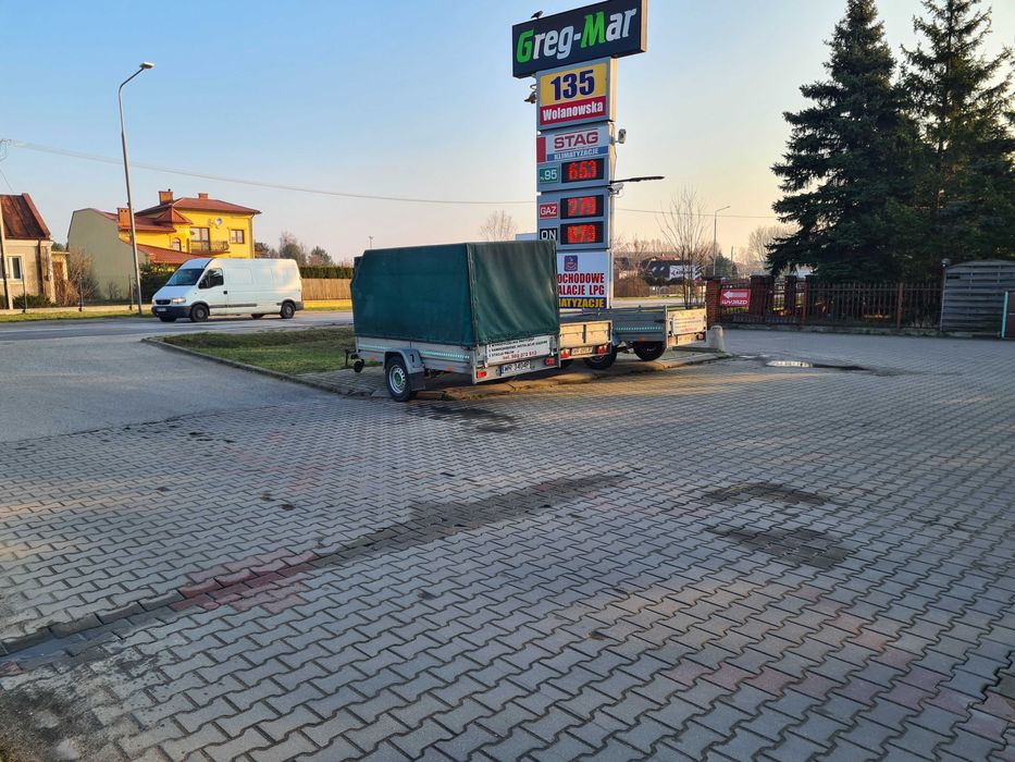 Stacja paliw z Paczkomatem i wypożyczalnią przyczep