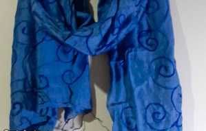 Lenço azul claro bordado