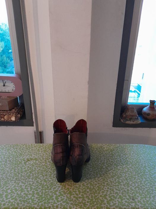 Vendo Botas de Senhora JOSE SAENZ muito bonitas como novas