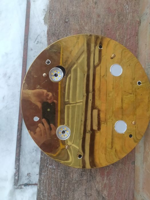 Люстра  золотиста чотири світлодіодні глазки в ній