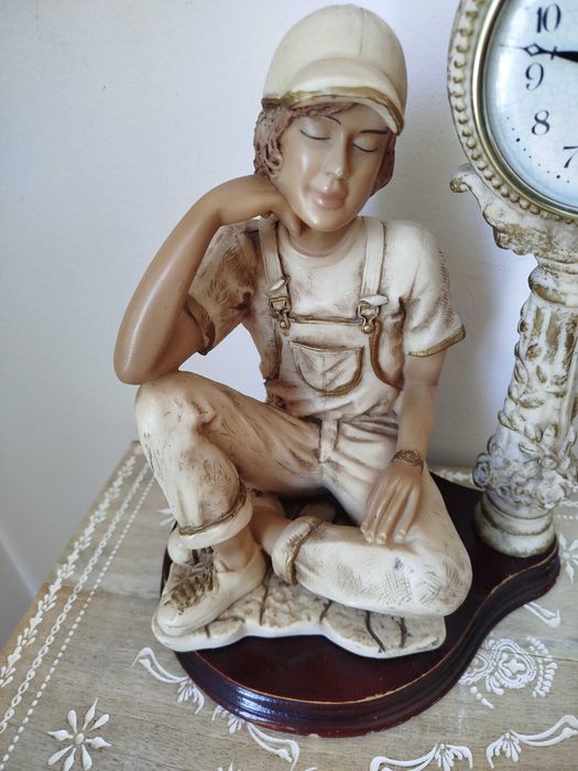 Lindo Relógio de Mesa em marfinite