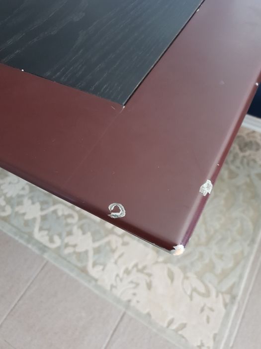 Mesa de madeira maciça laquada