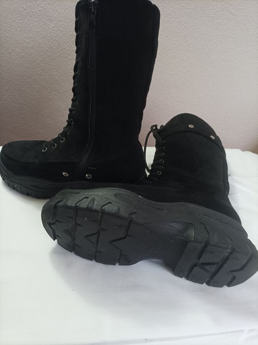 Bota de senhora em camurça