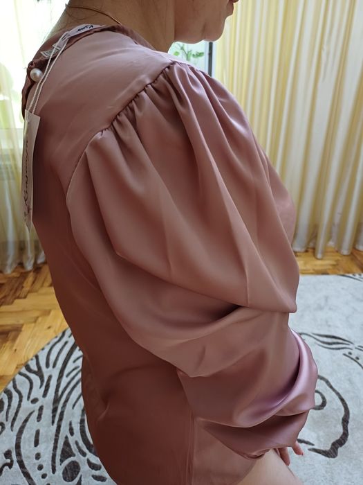 блузка нарядная .