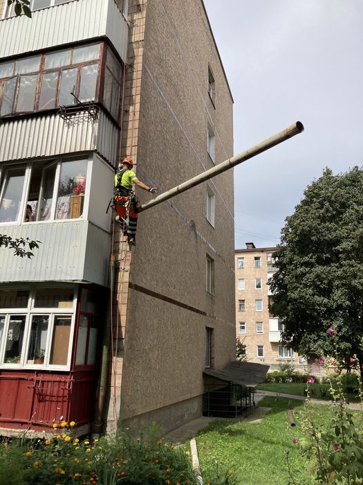 Висотні роботи. Промислові альпіністи. Верхолази.