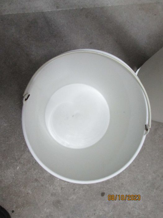 Balde branco com tampa.