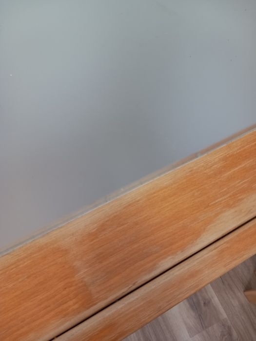 Mesa quadrada de vidro e pés em madeira