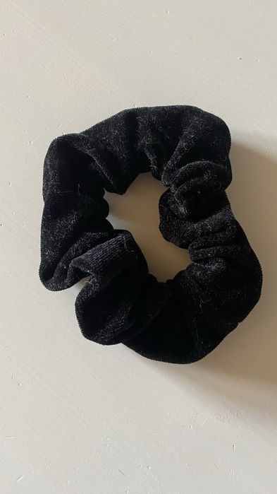 Czarna welurowa scrunchie