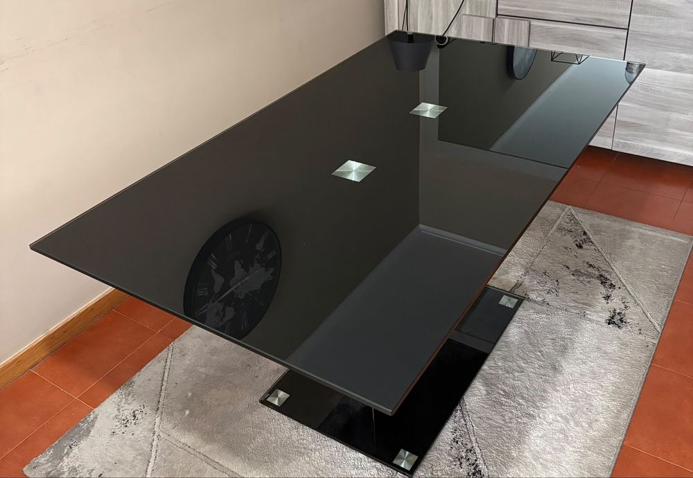 Cama e mesa de sala
