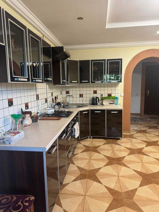 Житловий будинок та земельна ділянка 10 сот., м. Жовква