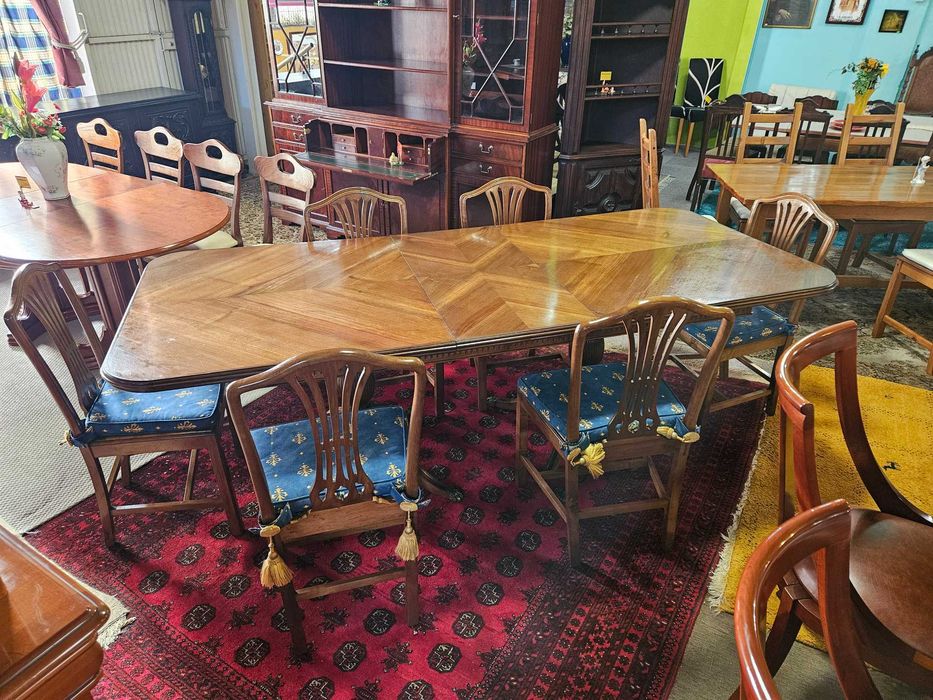 Grande mesa, clássica, para sala ou escritório - Muito bom estado geral - Só a mesa as cadeiras são à parte