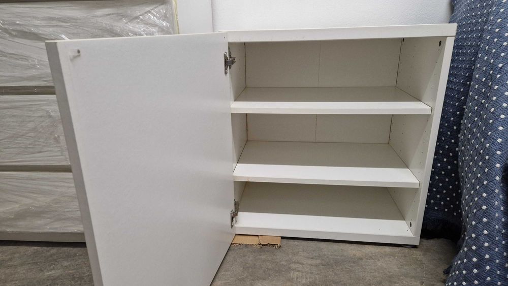 Movel Ikea Besta com 1 porta e 2 parteleiras