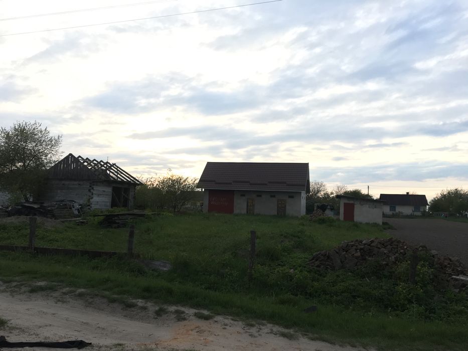 Земельна ділянка з нежитловими будівлями