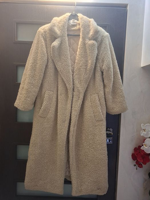 Piękny modny płaszczyk zimowy baranek