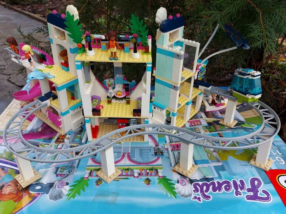 Конструктор для девочек лего friends мега замок курорт хартлейк сити
