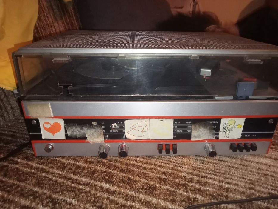 Gramofon z odbiornikiem radiowym