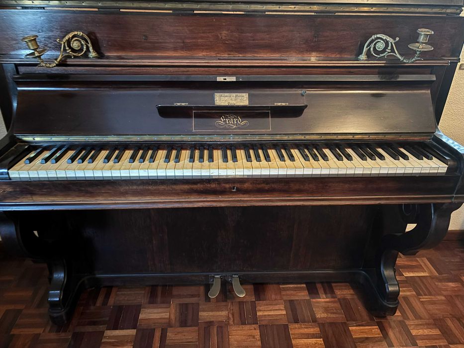 Piano antigo Erard