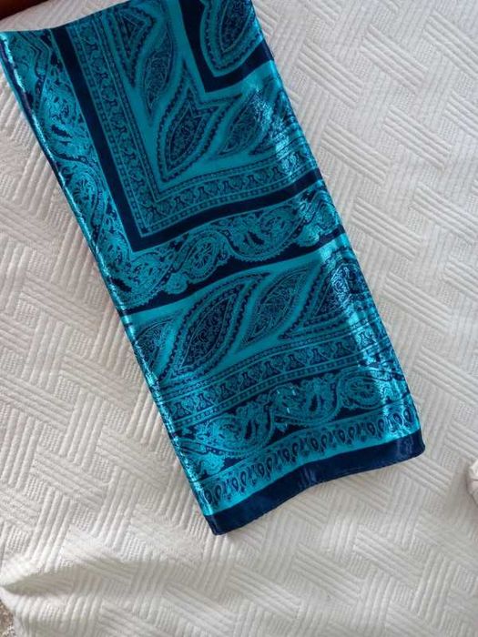 Lenço colorido em tons de azul