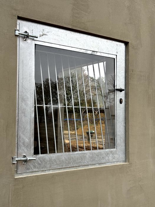 Okno stajenne stalowe do stajni garażu okno stalowe okno gospodarskie