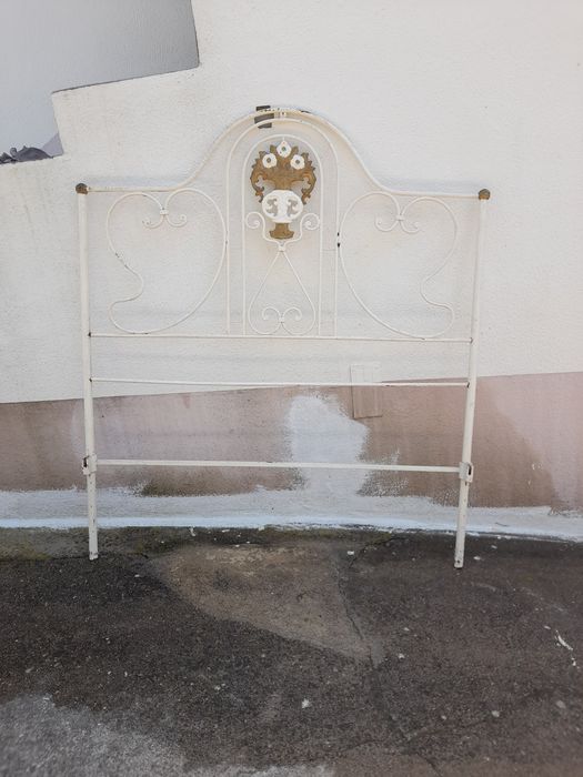 Cama de ferro a precisar de uma pintura.