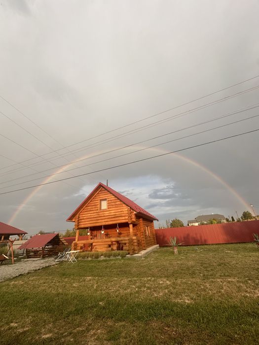 Деревяний будиночок біля термальних вод Косино
