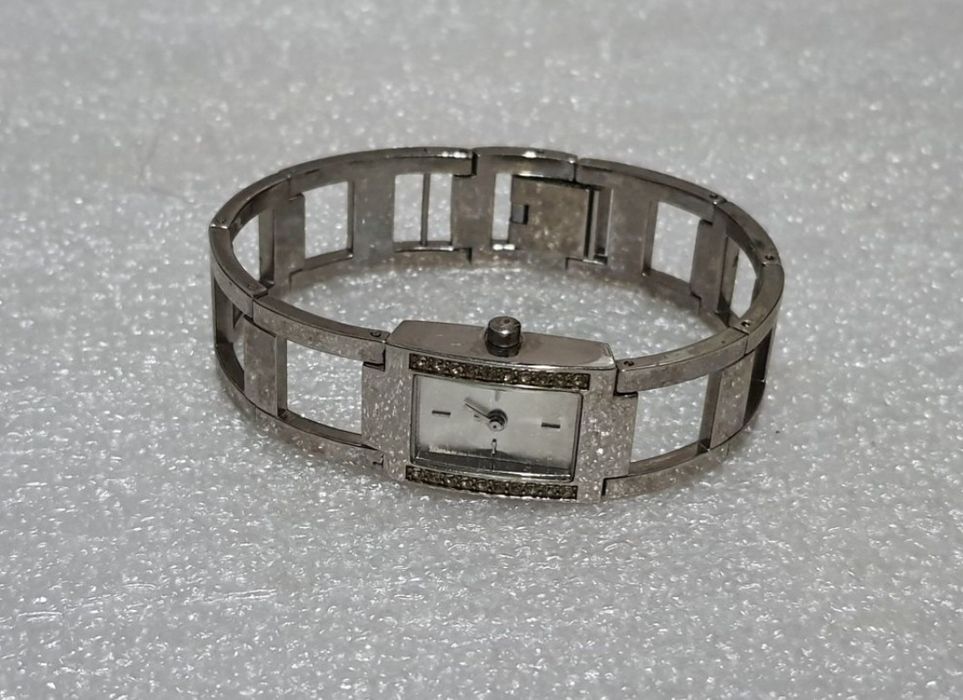 Наручний годинник "AVON" з браслетом, часовий механізм кварцевий.