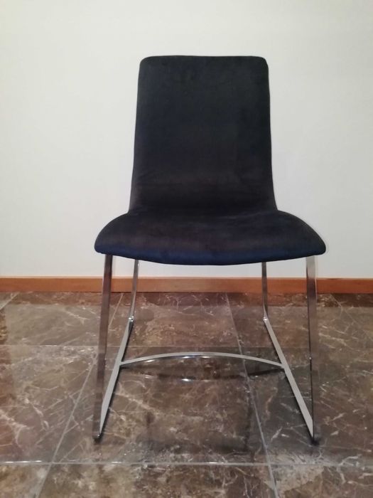 Cadeira cromada com estofo em preto