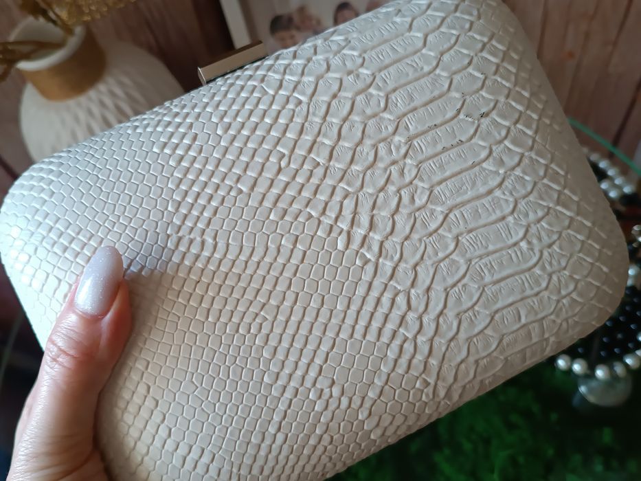 Біла сумка - клатч.