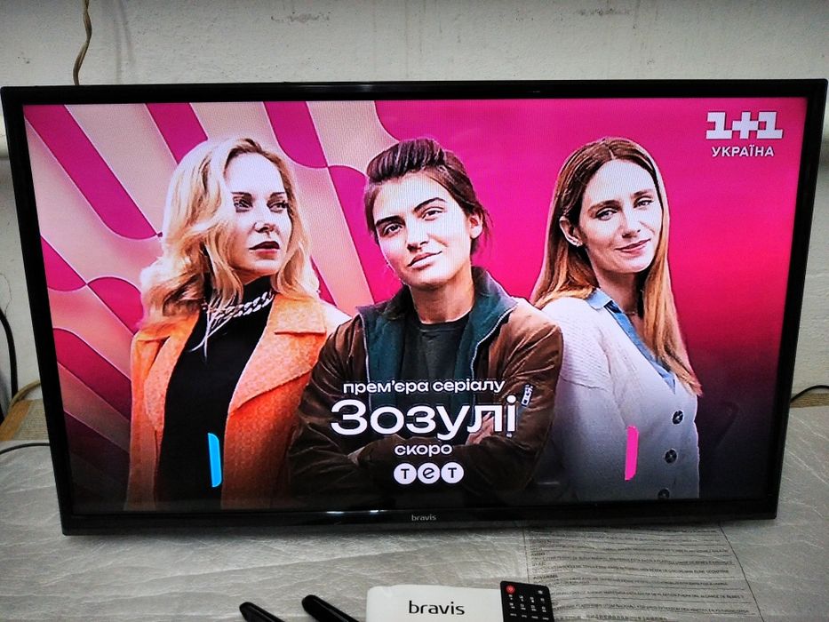 Продам телевізор BRAVIS 32Е6000+Т2 гарний стан.