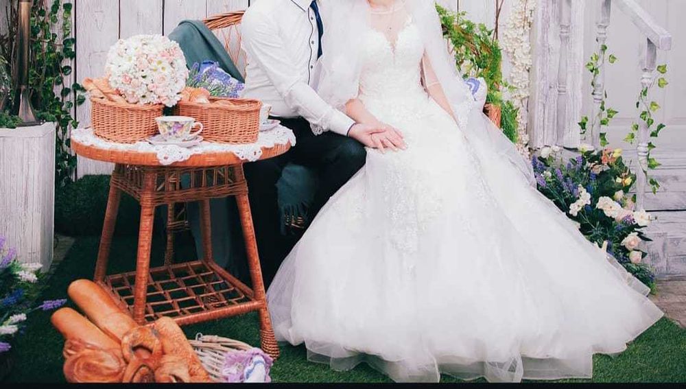 Весільне плаття пошите на заказ кольору айворі.