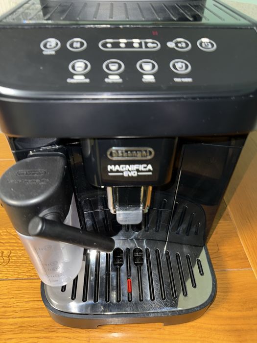 Кавомашина DeLonghi Magnifica Evo