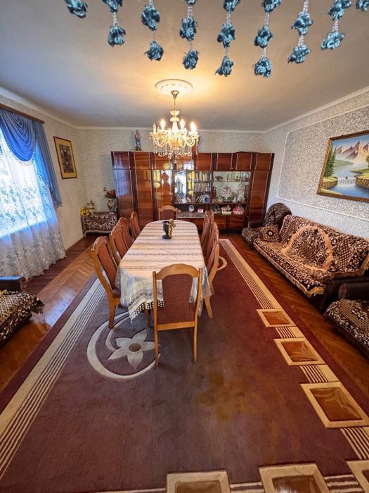 Продаж будинку з великою ділянкою в Новоселиці
