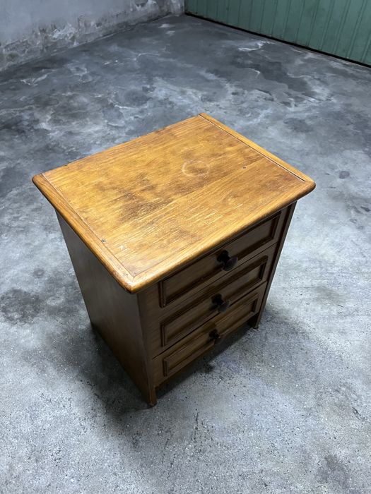 Mesa de cabeceira de madeira