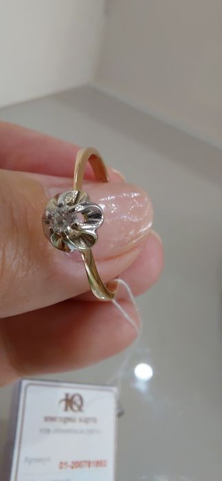 Золотое кольцо с бриллиантом