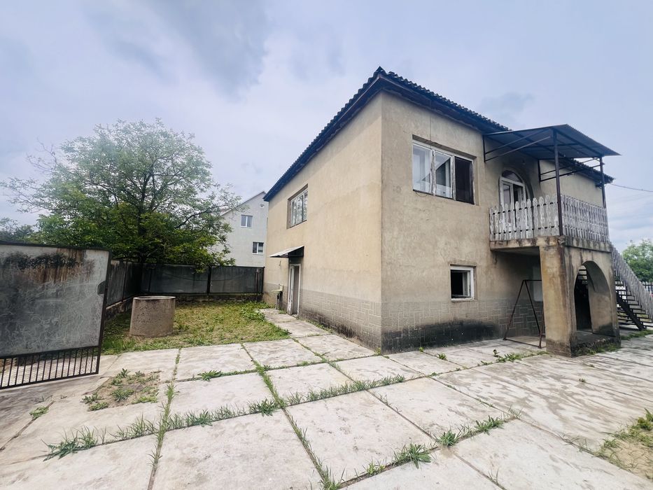 Продаж цегляного будинку в м.Берегове, 186 кв.м , 10 соток ділянки.