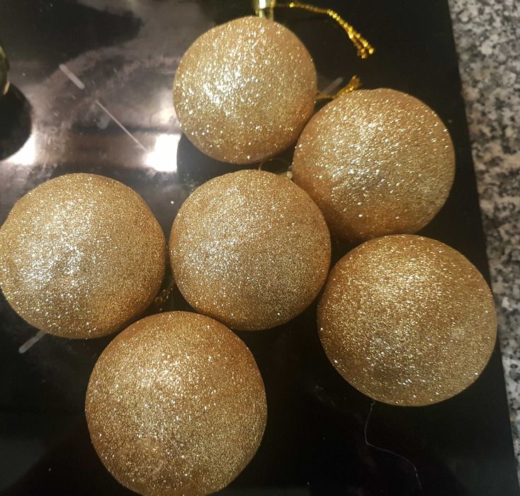 Presentes de Natal e bolas douradas (ver fotos)