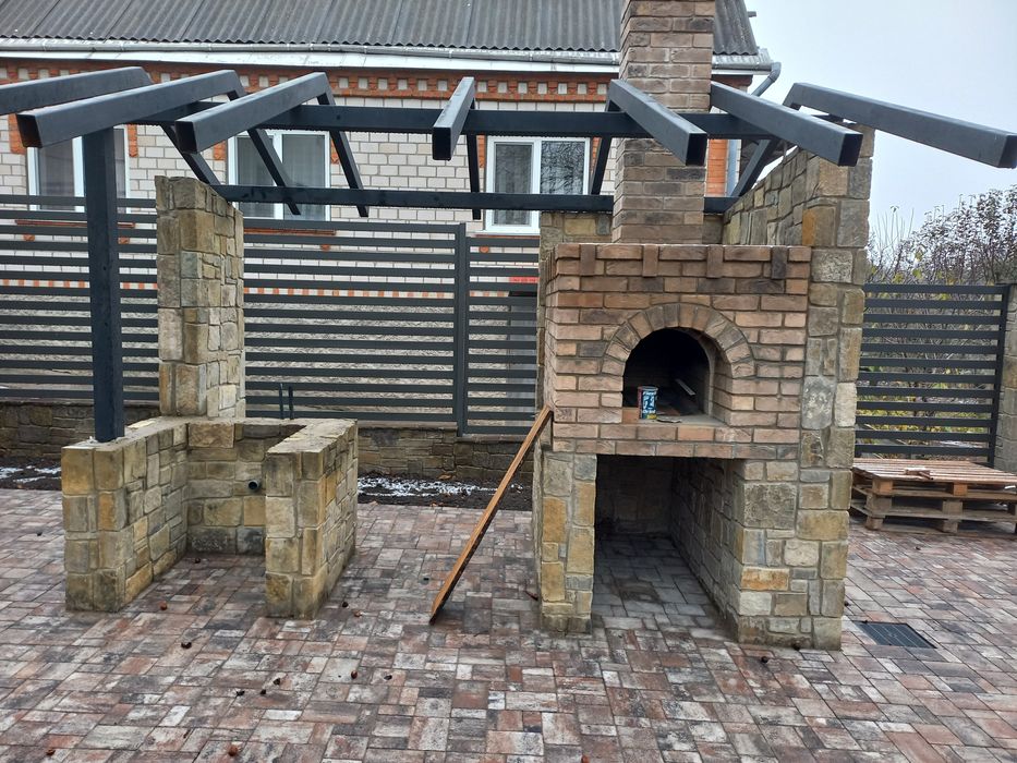 Бригада надає послуги.