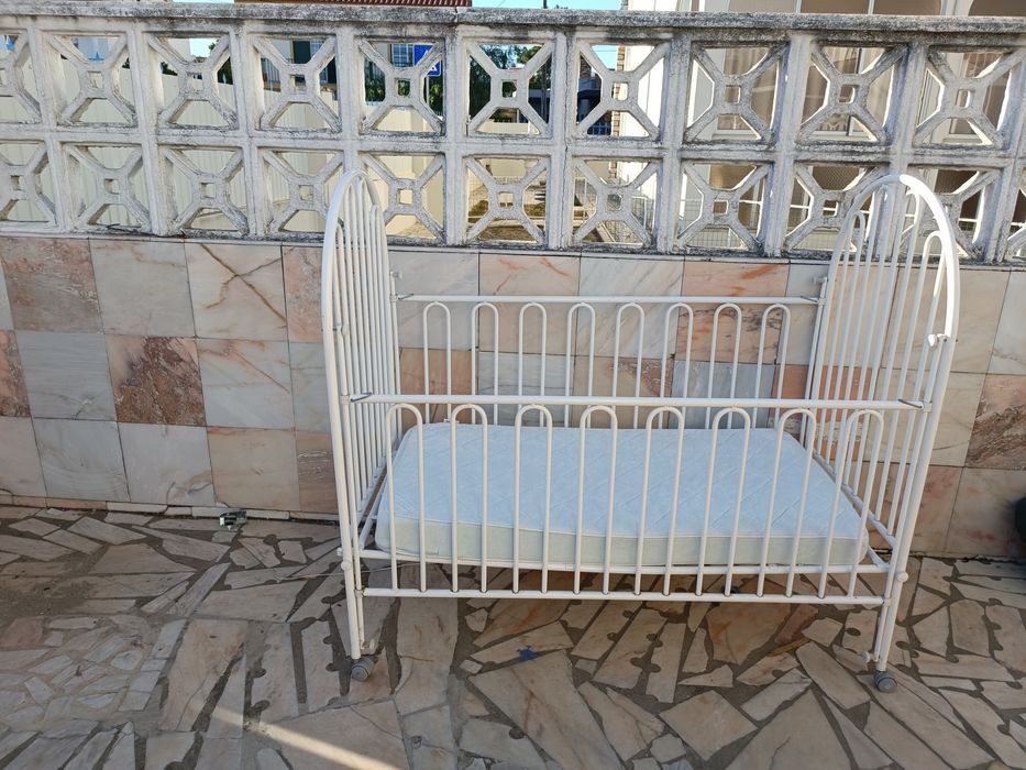 Berço de bebé de ferro com oferta de colchão