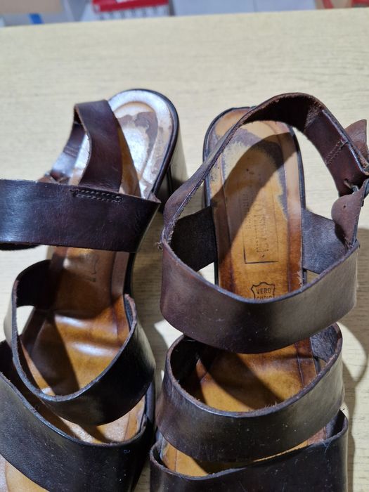 Sandały skórzane na obcasie brązowe