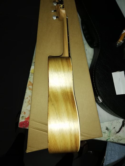 Cavaquinho brasileiro e estojo rigido de veludo