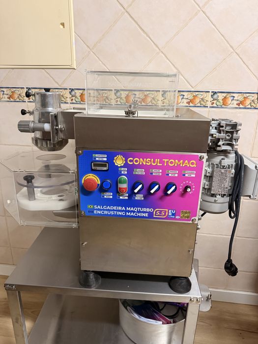 Vendo Máquina de salgados masseira e panela de mexer doces