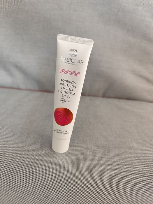 BasicLab Tonująca mineralna emulsja ochronna spf 50