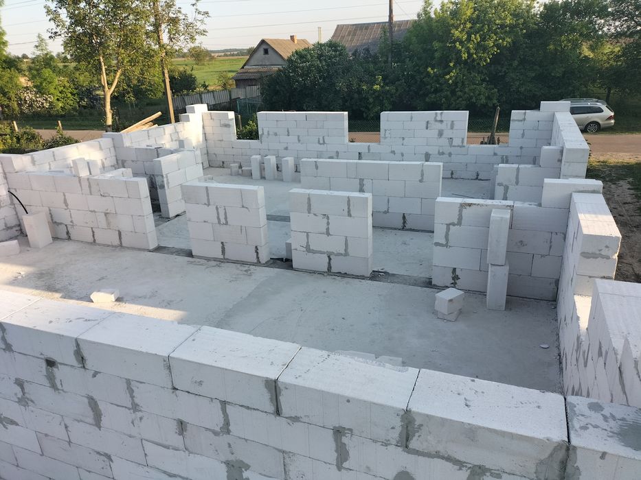 Виконуємо будівельні роботи. Будівельники.