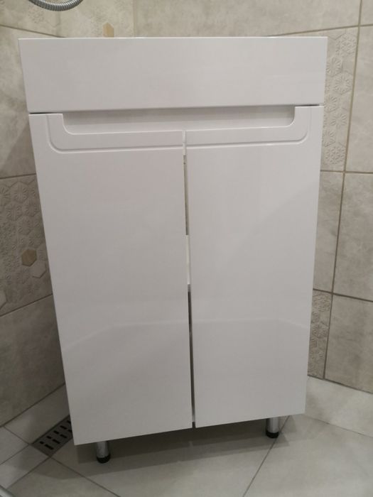 тумба з умивальником у ванну