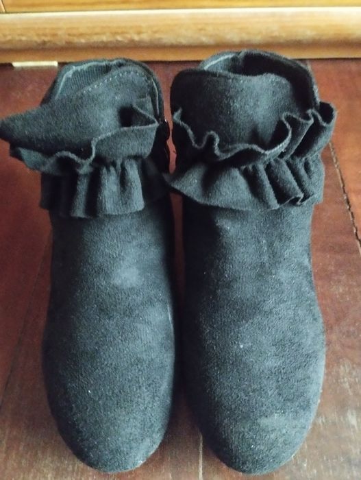 Botas pretas de menina