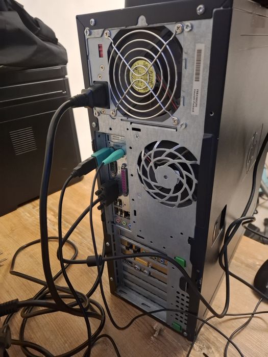 Stary komputer PC HP wraz z unikatowymi dodatkami grami i wyposażeniem