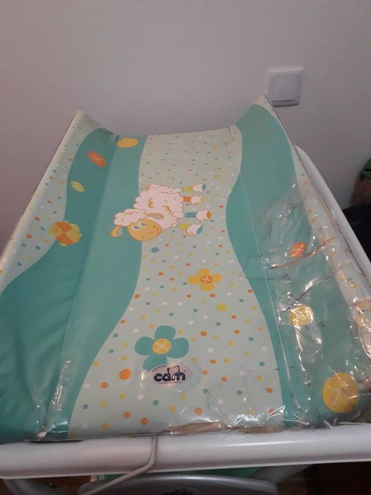 Fraldário com banheira e arrumação.