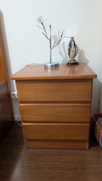 Cama dupla arrumação e duas mesas de cabeceira