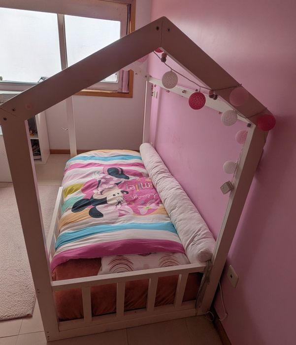Cama de madeira criança em forma de casa com colchão -ovar